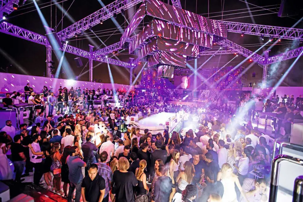 Experiencing Dubai's Vibrant Nightlife: A Tale of Extravaganza and Entertainment